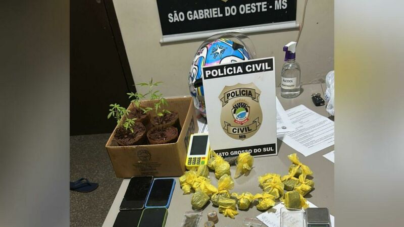 Ilustração da notícia Polícia Civil desarticula boca de fumo e prende dupla por tráfico e corrupção de menores em São Gabriel do Oeste